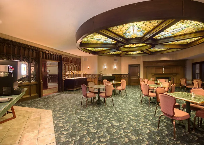 Riverview & Suites, An Ascend Collection Hotel Rockford